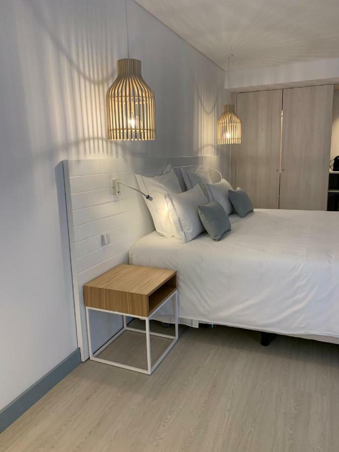Malibu Foz Hotel - La Maison Younan Figueira da Foz Exterior photo A bedside table