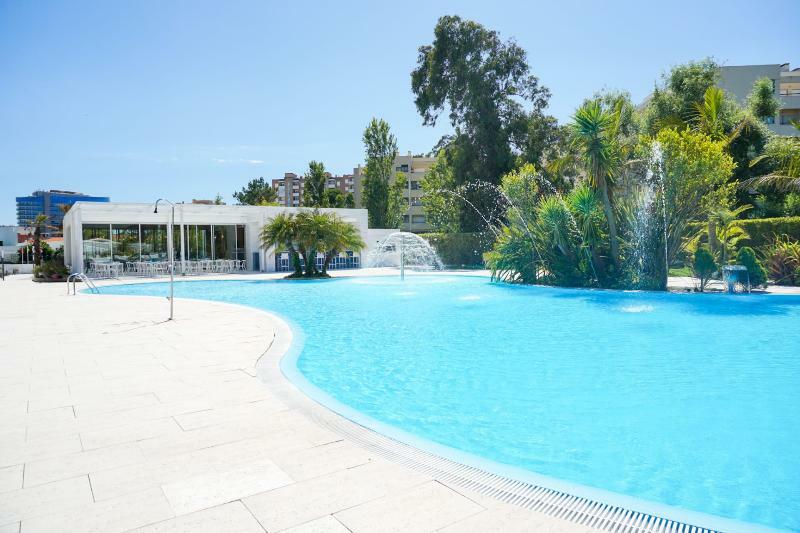 Malibu Foz Hotel - La Maison Younan Figueira da Foz Exterior photo The swimming pool at the hotel