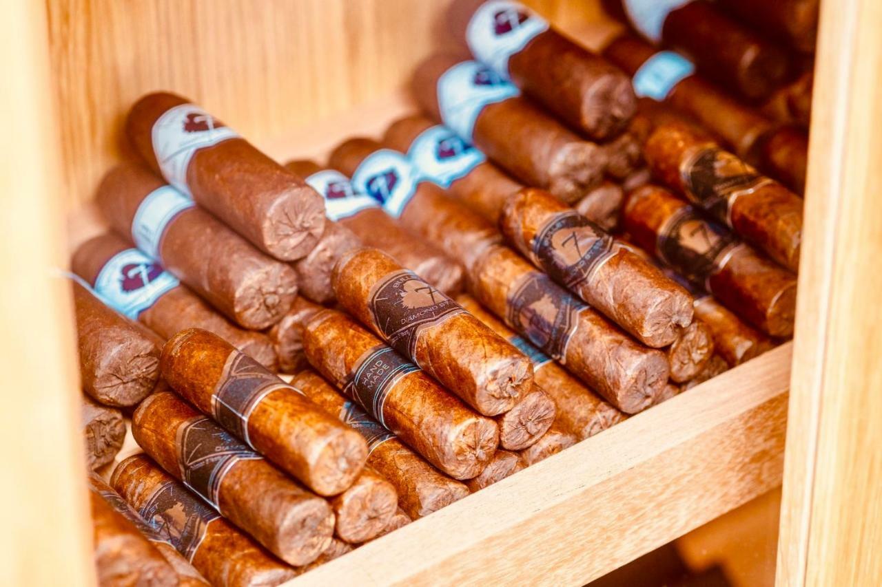 Malibu Foz Hotel - La Maison Younan Figueira da Foz Exterior photo Cigars in a humidor