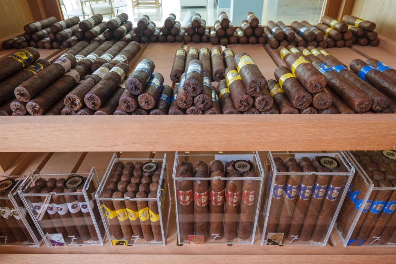 Malibu Foz Hotel - La Maison Younan Figueira da Foz Exterior photo Cigars in a shop